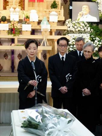 三條正人さんの遺影の前で喪主あいさつに立つ香山美子（左）＝東京・宝仙寺