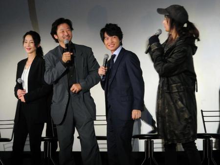 舞台あいさつでトークする（左から）稲森いずみ、浅野忠信、神木隆之介、山本美月＝東京・台場