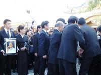 三條正人さんが眠る棺を見つめる香山美子（左から２人目）＝東京・宝仙寺