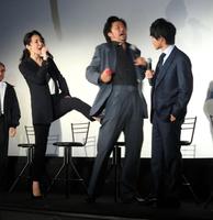 神木隆之介（右）に見守られながら、第１話の再現で稲森いずみ（左）に尻を蹴られる浅野忠信＝東京・台場