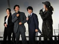 舞台あいさつでトークする（左から）稲森いずみ、浅野忠信、神木隆之介、山本美月＝東京・台場