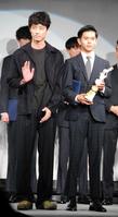 グランプリを受賞した井上翔太さん（右）と坂口健太郎＝東京・ラフォーレミュージアム原宿