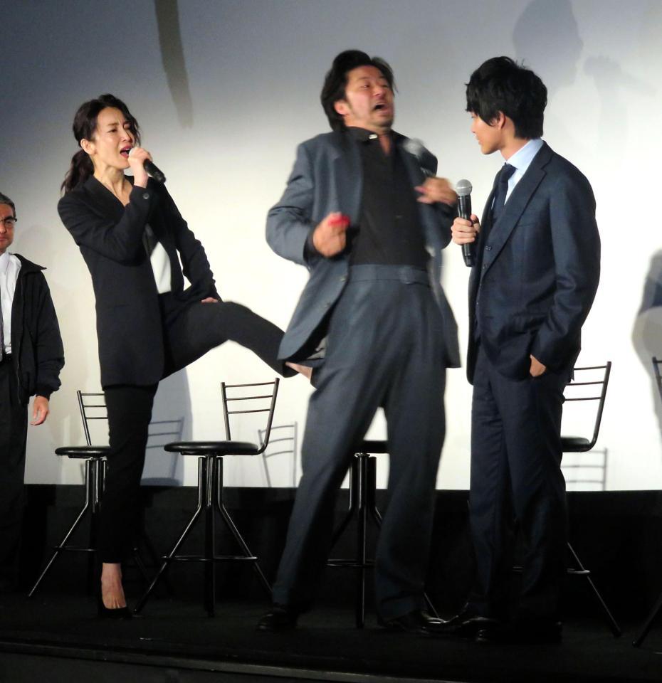 神木隆之介（右）に見守られながら、第１話の再現で稲森いずみ（左）に尻を蹴られる浅野忠信＝東京・台場