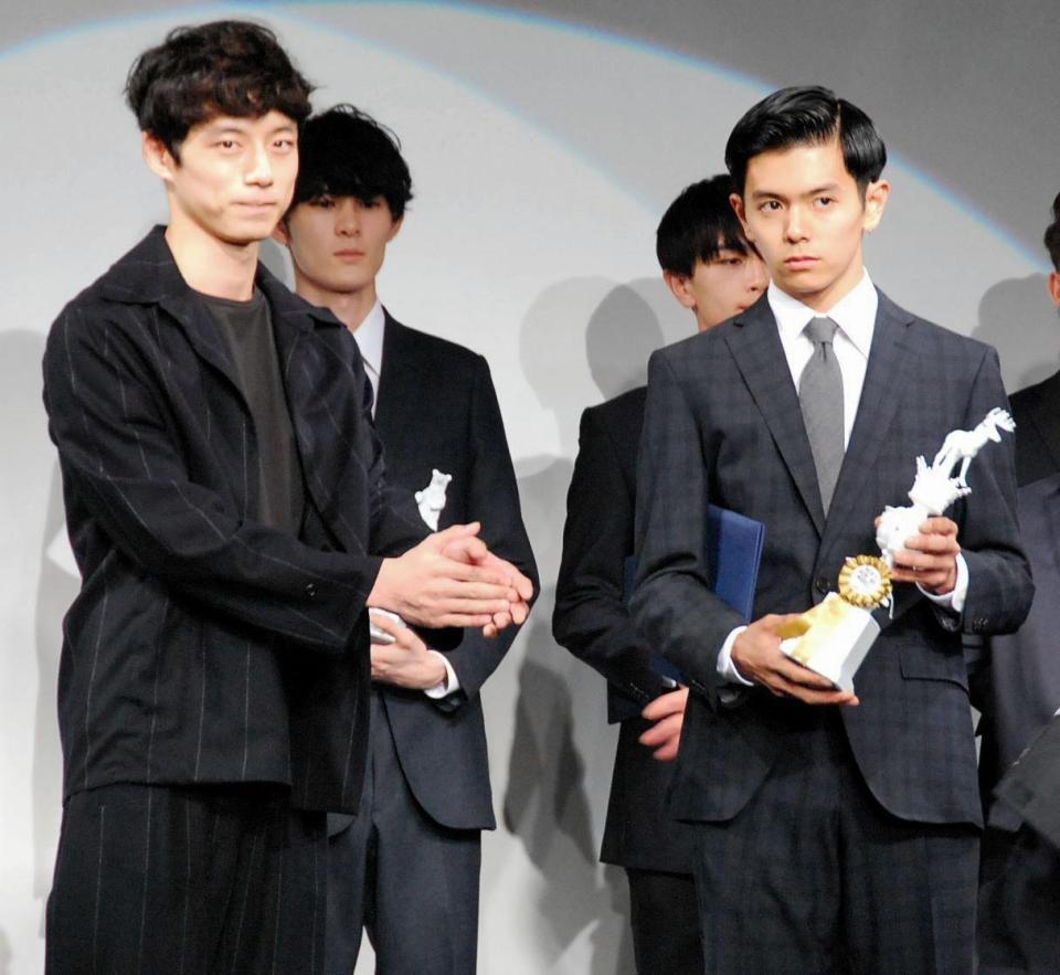 グランプリを受賞した井上翔太さん（右）と坂口健太郎＝東京・ラフォーレミュージアム原宿