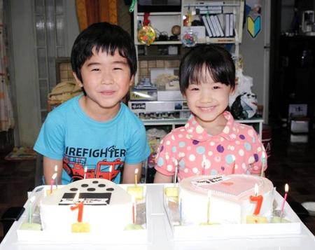 「マルモのおきて」の収録中、７歳の誕生日を祝福される芦田愛菜ちゃん（右）と鈴木福くん＝１１年６月１８日