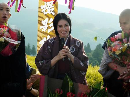 笑顔で撮影を振り返る柴咲コウ＝静岡県・浜松市