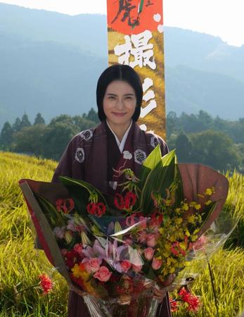 クランクアップし、花を贈られた柴咲コウ＝静岡県・浜松市
