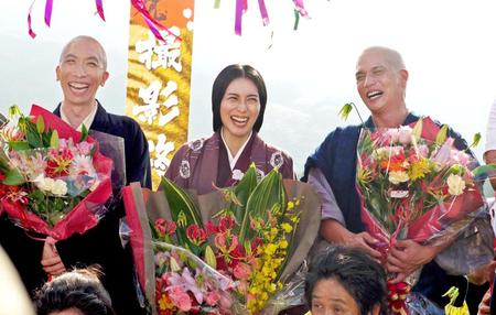 和気あいあいと笑い合う（左から）小松和重、柴咲コウ、市原隼人＝静岡県・浜松市