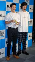 グランプリを受賞した井上翔太さん（左）とモデルとして登場した成田凌＝東京・ラフォーレミュージアム原宿