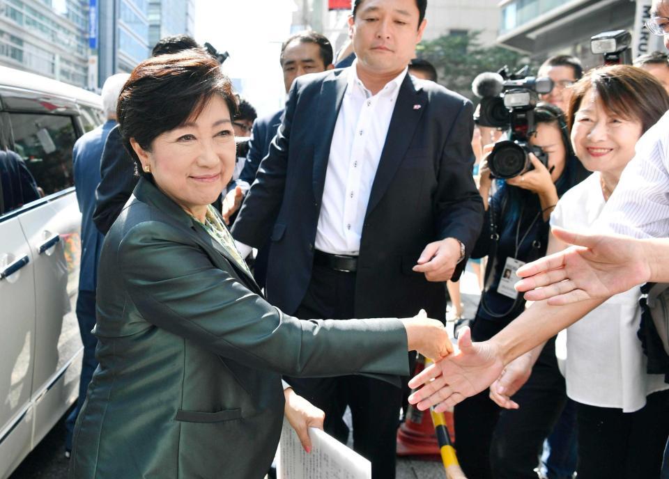 　衆院選が公示され、有権者と握手する希望の党の小池百合子代表＝東京・日本橋