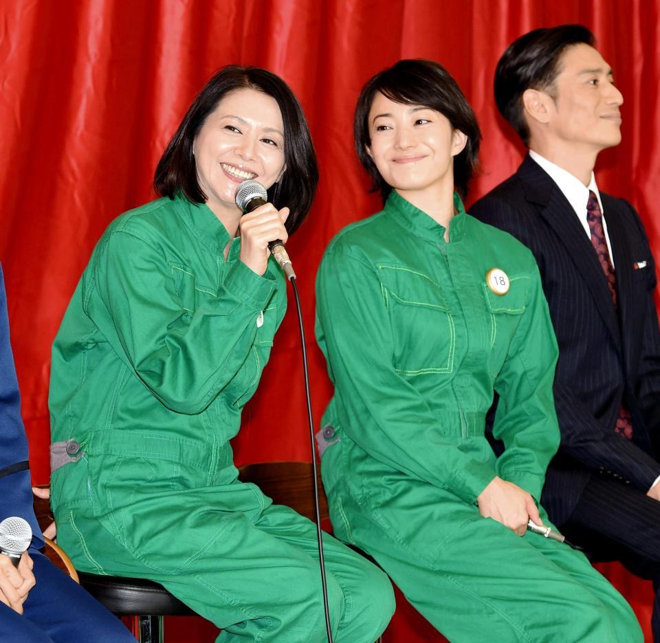 笑顔でトークを繰り広げる小泉今日子。（中央は菅野美穂、右は伊勢谷友介）＝ＴＢＳ緑山スタジオ（撮影・棚橋慶太）