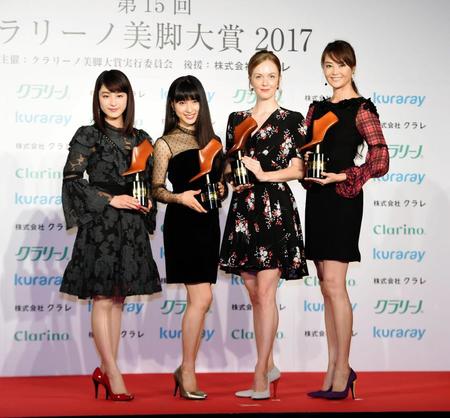 授賞式でトロフィーを手に笑顔の（左から）平祐奈、土屋太鳳、シャーロット・ケイト・フォックス、観月ありさ＝ウェスティンホテル東京（撮影・開出牧）