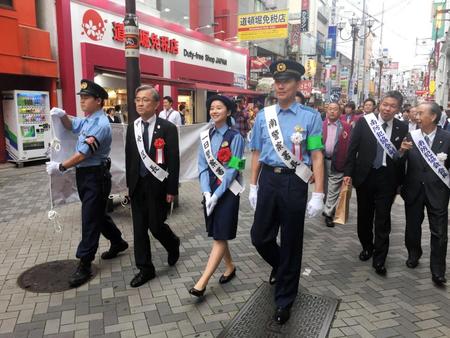 南警察署の一日署長としてパレードする堀田真由（左から３人目）＝大阪市内