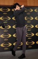 スイングをする高橋克典＝東京都渋谷区・セルリアンタワー東急ホテル（撮影・中田匡峻）