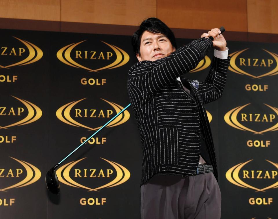 スイング後の決め顔を見せる高橋克典＝東京都渋谷区・セルリアンタワー東急ホテル（撮影・中田匡峻）