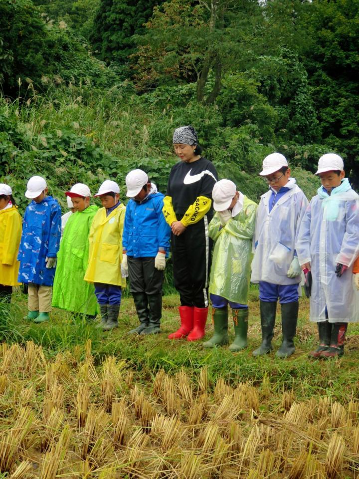 長島忠美氏へ黙祷をささげる小林幸子＝新潟県長岡市山古志地域