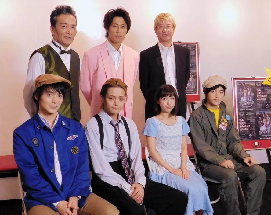 舞台への意気込みを語った（前列左から）三浦孝太、三浦涼介、片山陽加、上遠野太洸、（後列左から）三浦浩一、小笠原健、長戸勝彦氏＝東京・渋谷区のＣＢＧＫシブゲキ！！