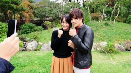 バースデー記念のバスツアーでファンと交流する財木琢磨（右）