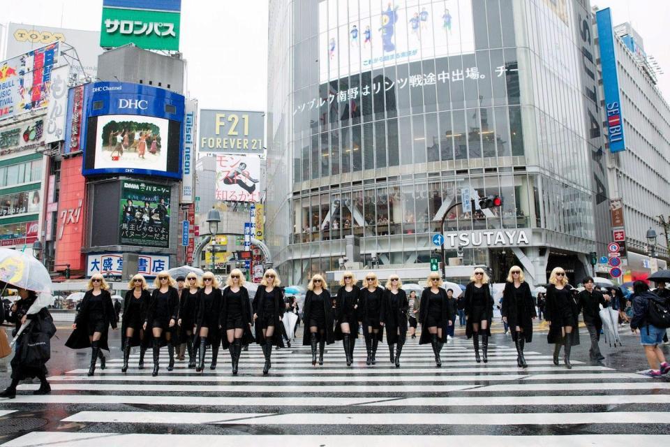 スクランブル交差点を歩くローレン・ブロートン軍団＝東京・渋谷