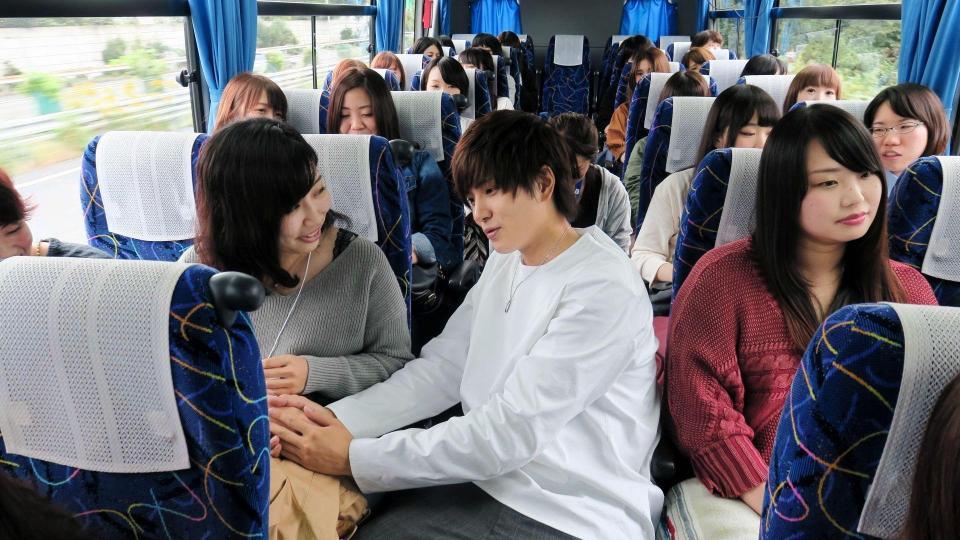 バースデー記念のバスツアーでファンと交流する財木琢磨（中央）