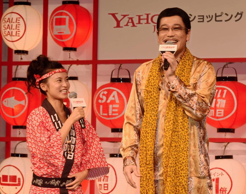 「いい買い物の日」イベントに出席した（左から）小島瑠璃子、ピコ太郎＝都内