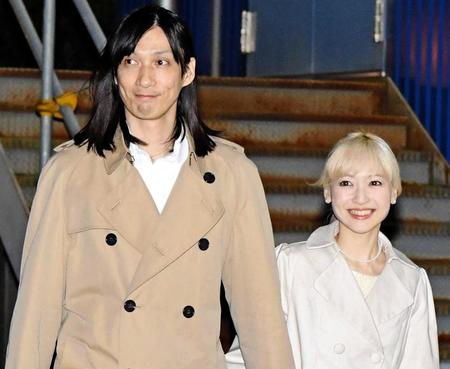 村田充（左）神田沙也加夫妻