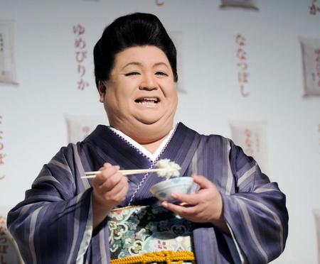 北海道米の「ゆめぴりか」を試食するマツコ・デラックス＝シェラトン都ホテル東京（撮影・開出牧）