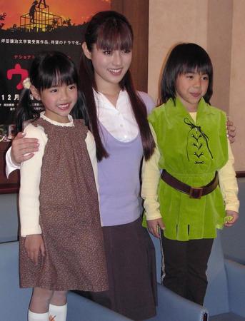 　ドラマ「ウメ子」のＰＲ会見を行った深田恭子（中央）と子役の岩本千波（左）、村上茉愛