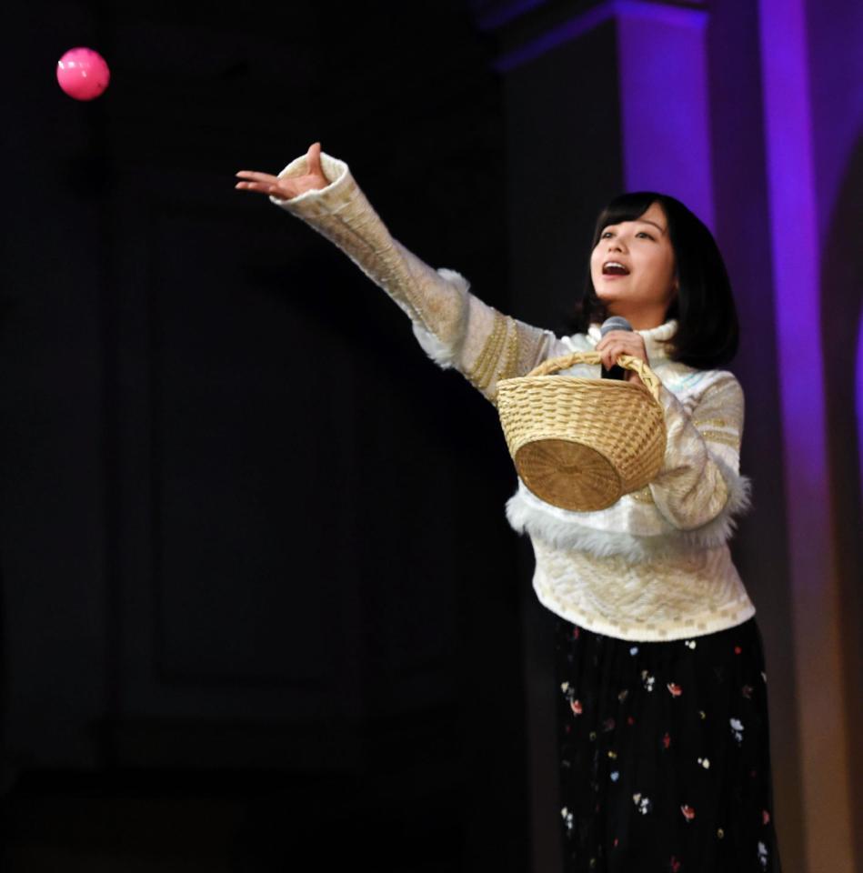 イベントでサインボールを客席に投げる橋本環奈＝東京・ヴィーナスフォート教会広場（撮影・開出牧）