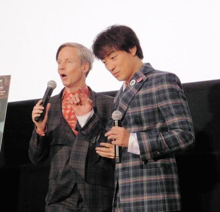 ジョン・キャメロン・ミッチェル監督（左）と即興で歌を披露した山本耕史＝都内
