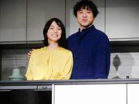 パナソニックの「住空間」提案・新商品発表会に登場したムロツヨシ（右）と石田ゆり子＝東京・パナソニックセンター有明スタジオ