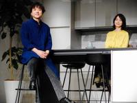 パナソニックの「住空間」提案・新商品発表会に登場したムロツヨシ（左）と石田ゆり子＝東京・パナソニックセンター有明スタジオ