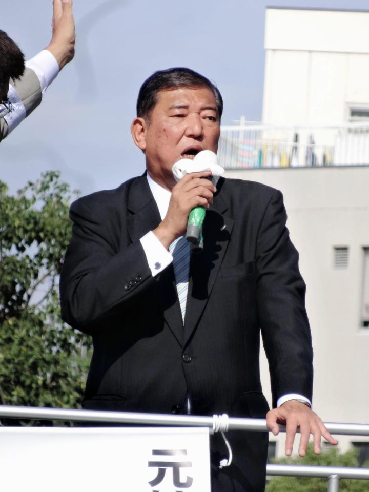 演説を行った石破茂氏＝大阪府吹田市内