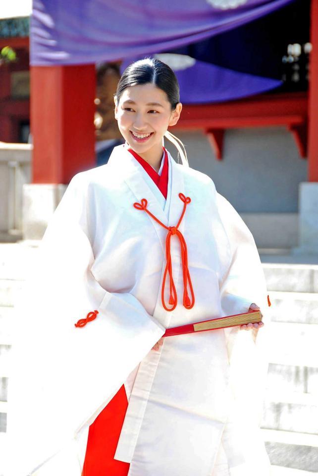 　みこ姿をお披露目した是永瞳＝東京・日枝神社