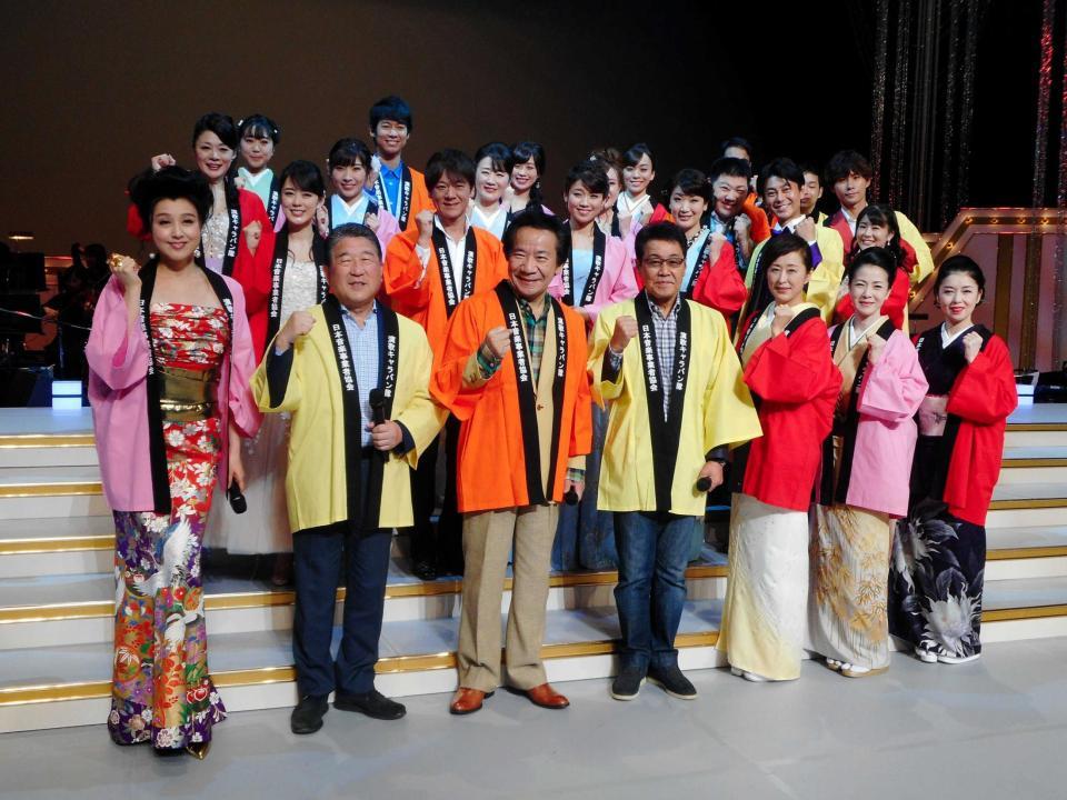 　コンサートに出演した大川栄策（前列左から３人目）、五木ひろし（同４人目）ら＝東京・ＮＨＫホール