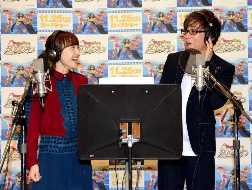 　一緒にレコーディングする百田夏菜子（左）と山寺宏一＝都内