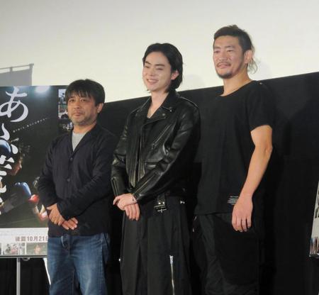 舞台あいさつを行った（左から）岸善幸監督、菅田将暉、ＴＯＳＨＩ－ＬＯＷ＝東京・新宿