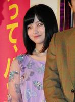 監督からいじられた橋本環奈（右）と主演の山崎賢人＝東京・丸の内ピカデリー