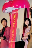 監督からいじられた橋本環奈（右）と主演の山崎賢人＝東京・丸の内ピカデリー