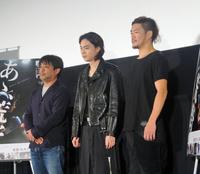 舞台あいさつを行った（左から）岸善幸監督、菅田将暉、ＴＯＳＨＩ－ＬＯＷ＝東京・新宿