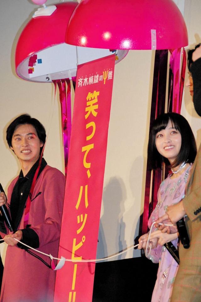 監督からいじられた橋本環奈（右）と主演の山崎賢人＝東京・丸の内ピカデリー