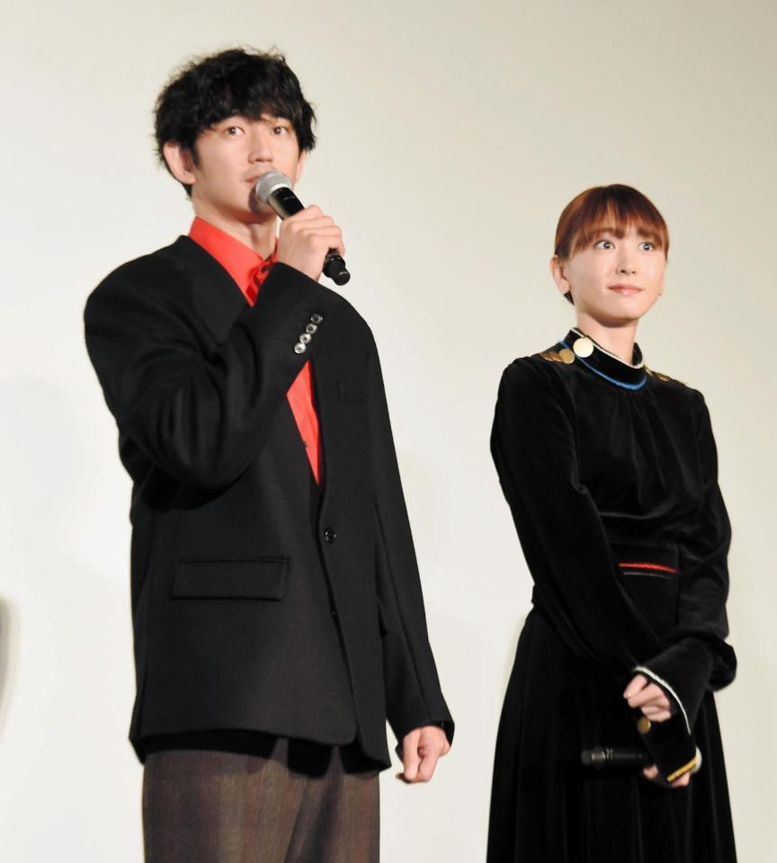 舞台あいさつを行う瑛太（左）と新垣結衣＝東京・ＴＯＨＯシネマズ六本木ヒルズ（撮影・開出牧）