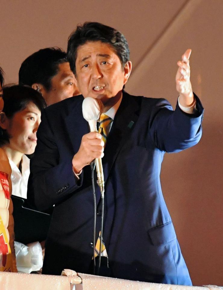 　雨の中、最後の訴えをする自民党総裁の安倍首相＝ＪＲ秋葉原駅前