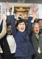 　福井１区で当選を決め、万歳する稲田朋美元防衛相＝22日夜、福井市