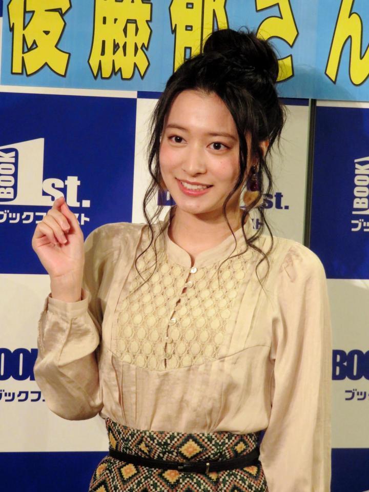 カレンダー発売記念イベントを開催した後藤郁＝東京・新宿