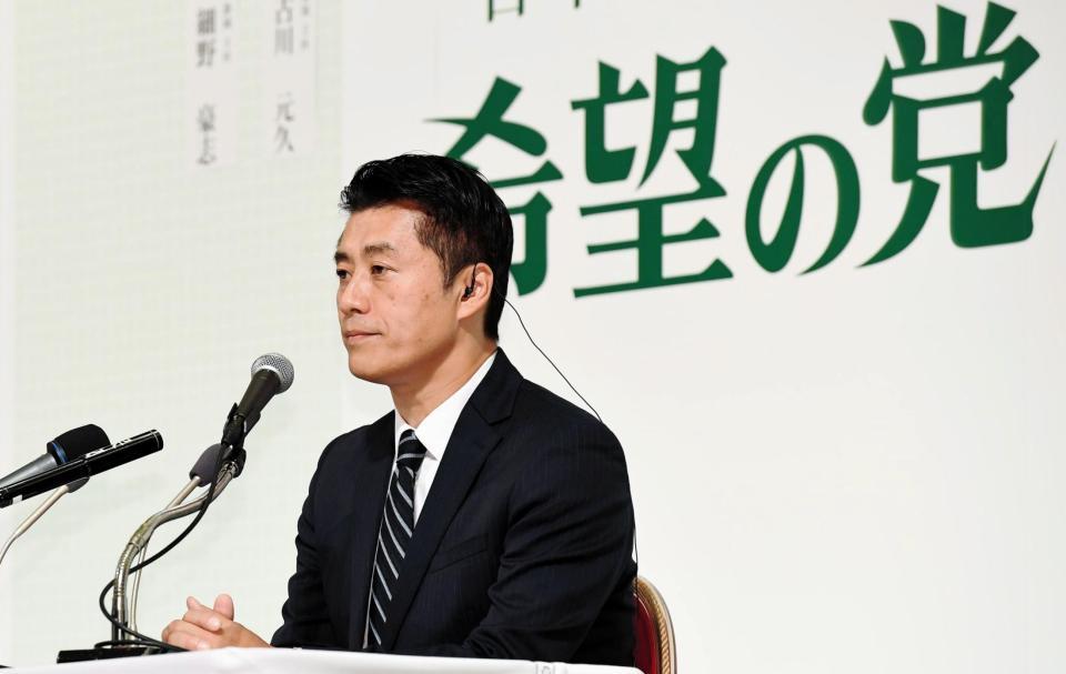 現状の票数に冴えない表情を見せる細野豪志氏＝ザ・プリンスパークタワー東京（撮影・中田匡峻）
