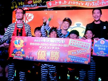 　優勝した神戸市の「井口ファミリー同好会」を祝福するＺｅｅｂｒａ（右）＝東京・渋谷