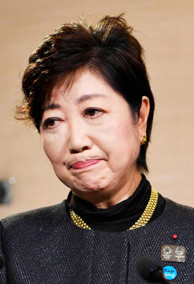 　厳しい表情を見せる希望の党の小池代表＝２２日、パリ（共同）