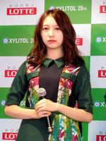 自らデザインした衣装で登場した欅坂４６の佐藤詩織＝東京・原宿