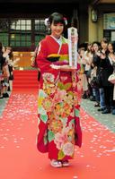 あでやかな振り袖で映画のヒットを祈願した広瀬すず＝東京・原宿の東郷神社